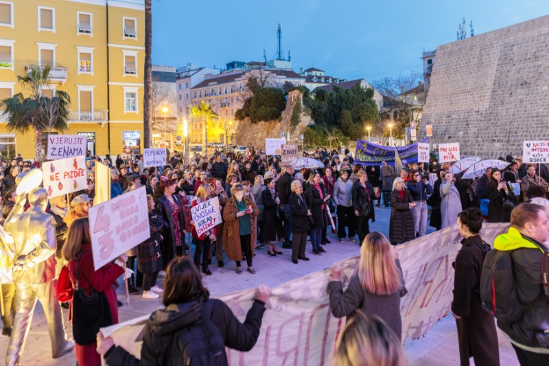 Noćni marš u povodu Međunarodnog dana žena Ni sama! Ni kriva! Ni druga!