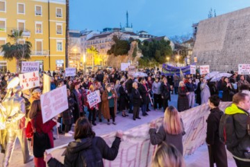 Noćni marš u povodu Međunarodnog dana žena Ni sama! Ni kriva! Ni druga!