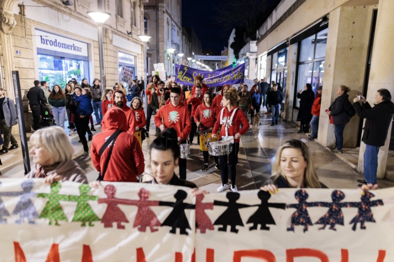 Noćni marš u povodu Međunarodnog dana žena Ni sama! Ni kriva! Ni druga!