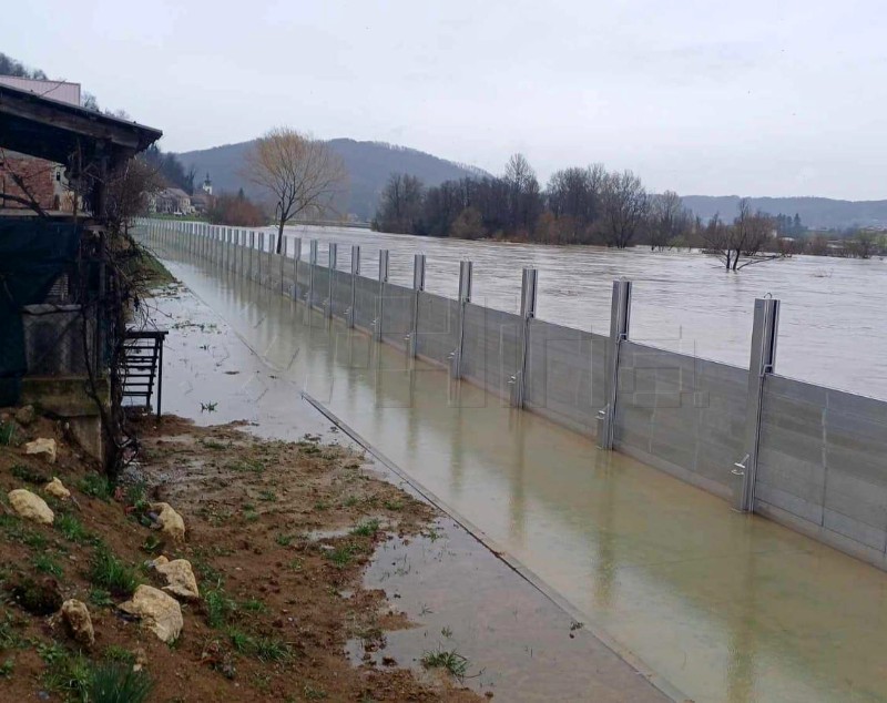 Vodostaji Une u porastu, u Hr. Kostajnici protupoplavni montažno demontažni sustav