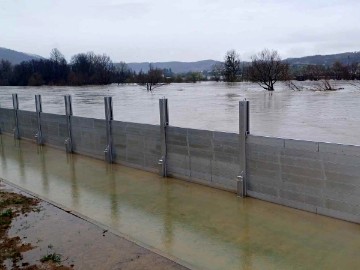 Vodostaji Une u porastu, u Hr. Kostajnici protupoplavni montažno demontažni sustav