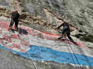 Obnovljena zastava Republike Hrvatske na stijeni poviše Komolca