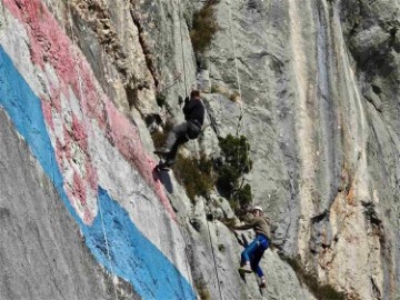 Obnovljena zastava Republike Hrvatske na stijeni poviše Komolca