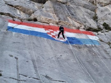 Obnovljena zastava Republike Hrvatske na stijeni poviše Komolca