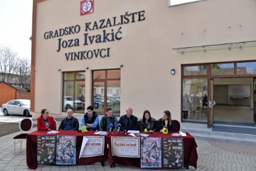 Konferencija za medije ispred Gradskog kazališta Joza Ivakić