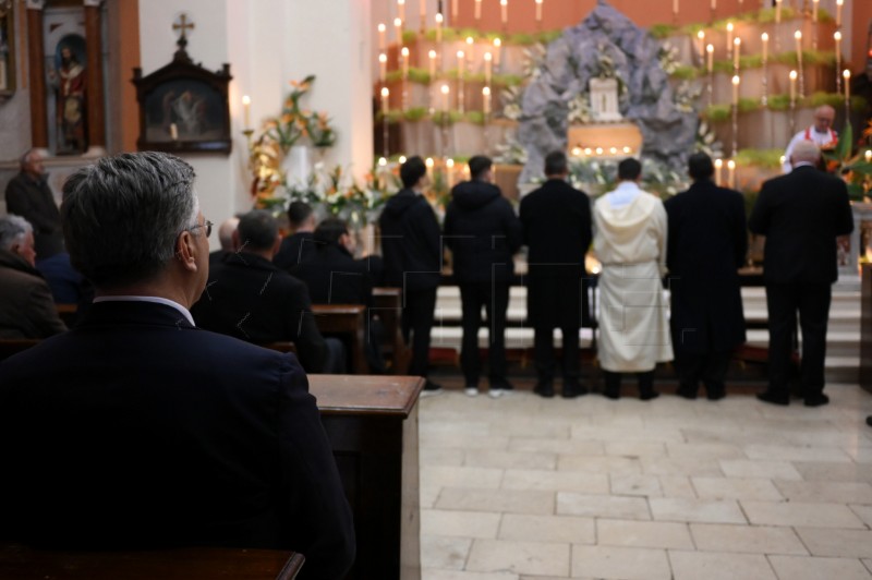 Andrej Plenković na Hvaru u procesiji Za križen