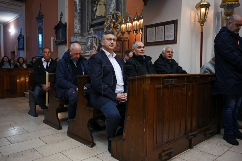 Andrej Plenković na Hvaru u procesiji Za križen