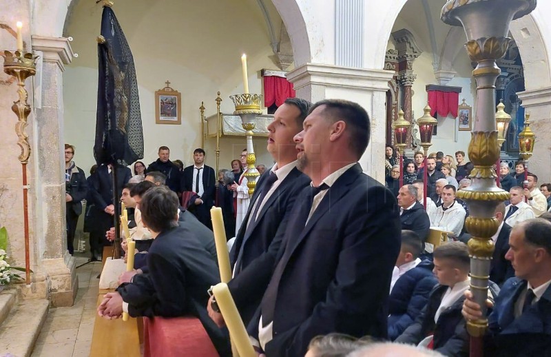 Andrej Plenković na Hvaru u procesiji Za križen