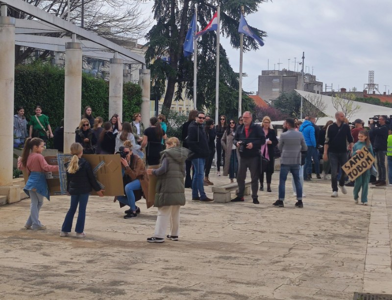 Prosvjed u znak podrške profesoru tjelesnog odgoja Toniju Skelinu u OŠ Meterize