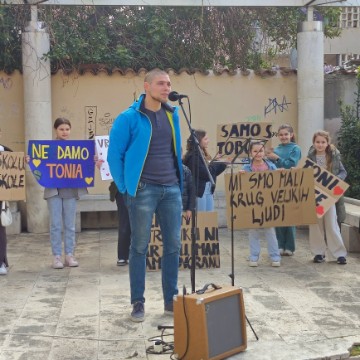 Prosvjed u znak podrške profesoru tjelesnog odgoja Toniju Skelinu u OŠ Meterize