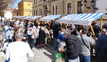 Majstori kotlića Osječanima na Veliki petak skuhali 2.000 porcija fiša