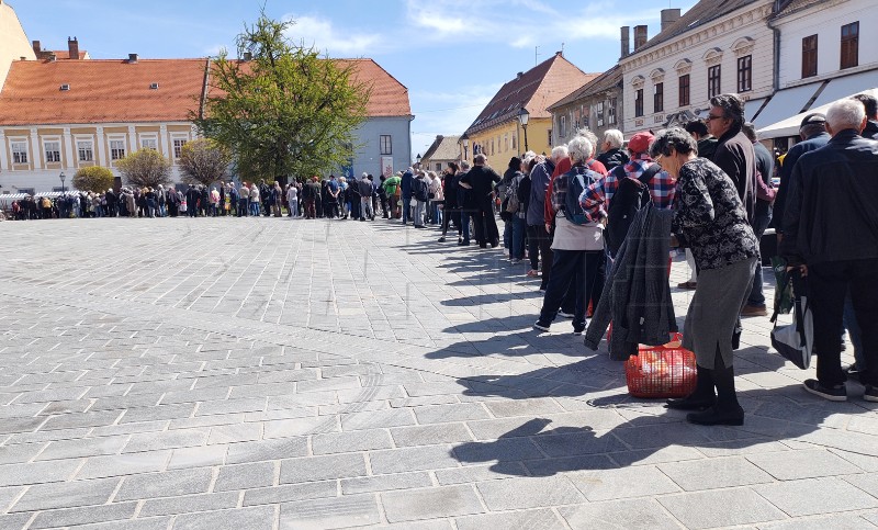 Majstori kotlića Osječanima na Veliki petak skuhali 2.000 porcija fiša