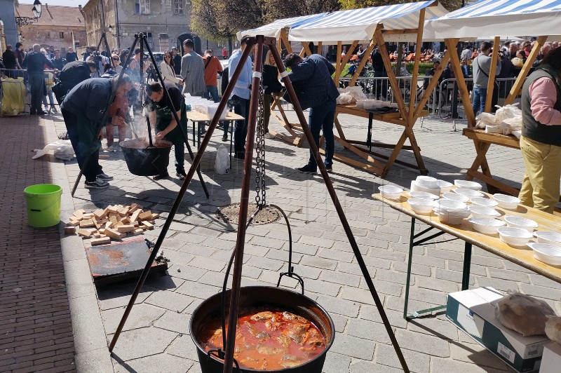 Majstori kotlića Osječanima na Veliki petak skuhali 2.000 porcija fiša