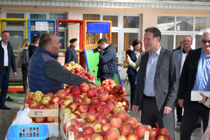 Jandroković u Garešnici obišao tržnicu i EU projekt Zeleni vrtovi Poilovlja