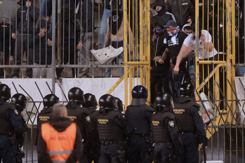 Ružne scene na Poljudu, Torcida upala na teren