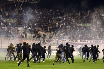 Ružne scene na Poljudu, Torcida upala na teren