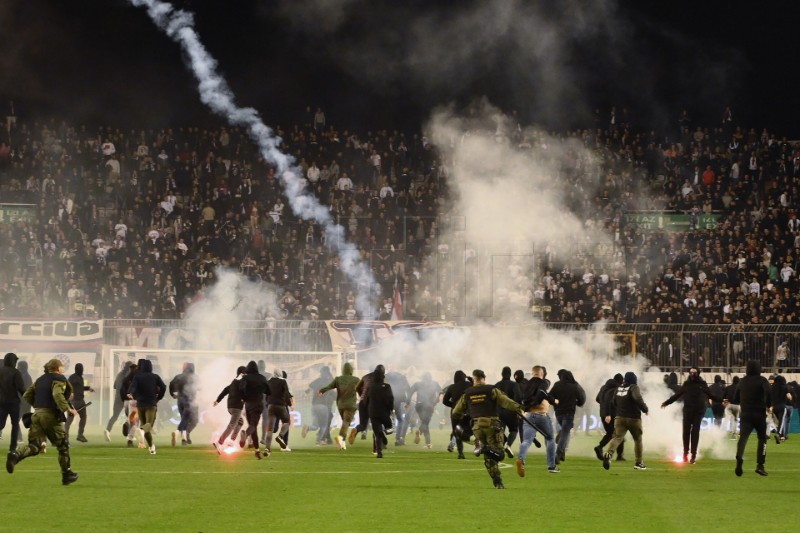 Ružne scene na Poljudu, Torcida upala na teren