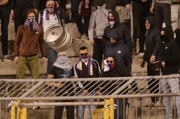 Ružne scene na Poljudu, Torcida upala na teren