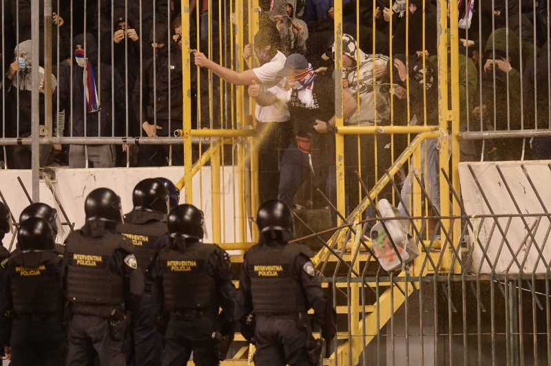 Ružne scene na Poljudu, Torcida upala na teren