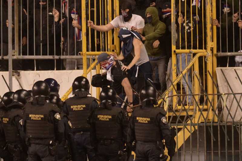 Ružne scene na Poljudu, Torcida upala na teren