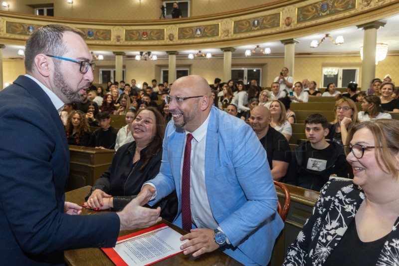 Tomašević uručio Stipendije Grada Zagreba romskim učenicima