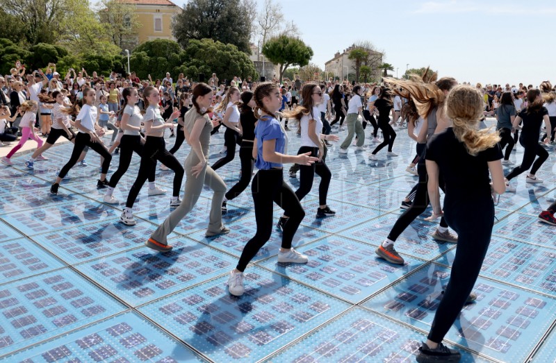 Zadar: točno u podne plesao se danas ‘Rim Tim Tagi Dim’ ples