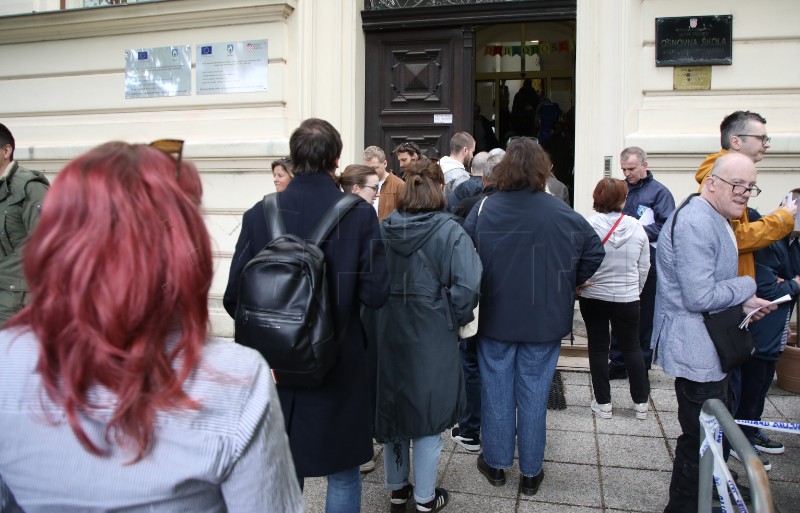 Velika gužva na biralištu OŠ Josipa Jurja Strossmayera