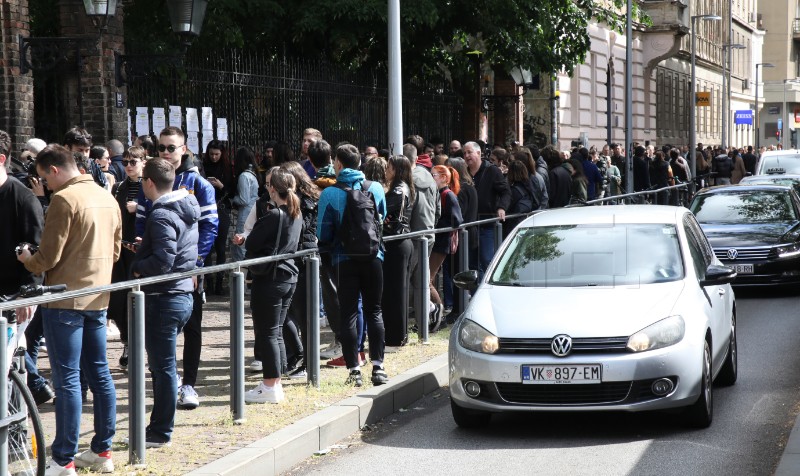 Velika gužva na biralištu OŠ Josipa Jurja Strossmayera