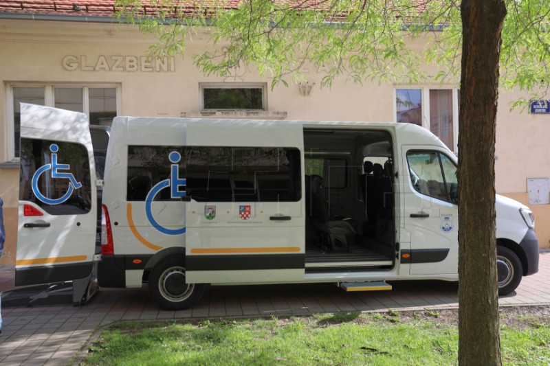 Udruga za invalide predstavila novi kombi s podiznom rampom