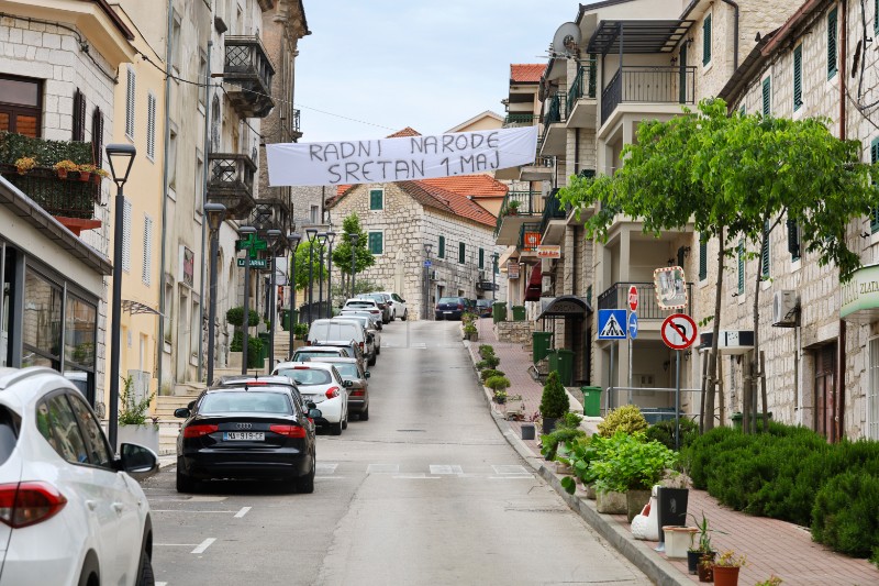 Vrgorac tradicionalno osvanuo okićen cvijećem