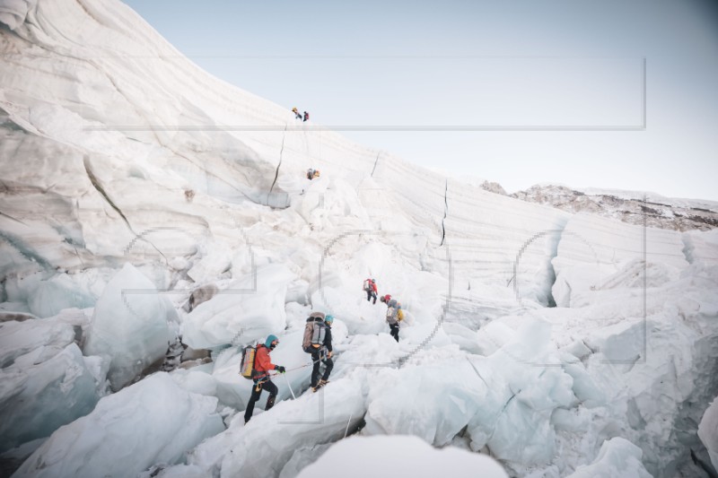 NEPAL EVEREST