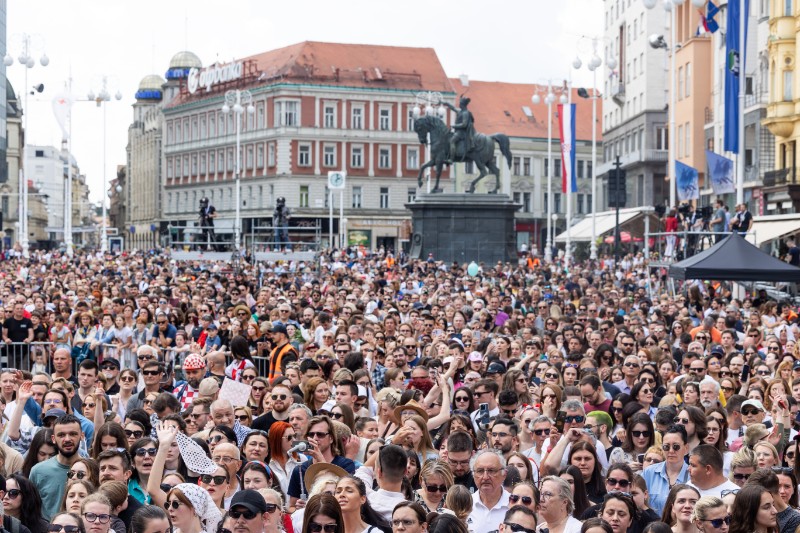 Baby Lasagna stigao na glavni zagrebački trg pred oduševljene obožavatelje