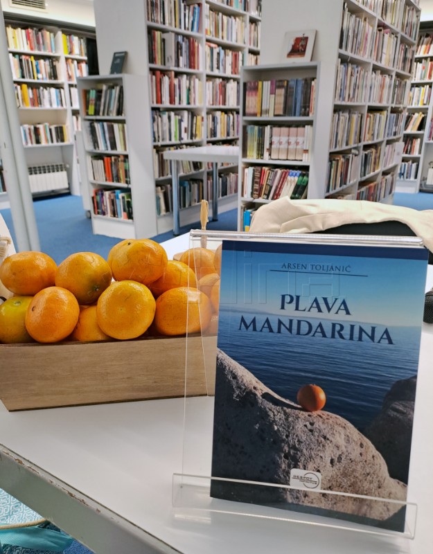 Predstavljen roman "Plava mandarina" Arsena Toljanića