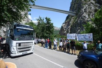 Prosvjed mještana Tugara ispod Omiškog mosta