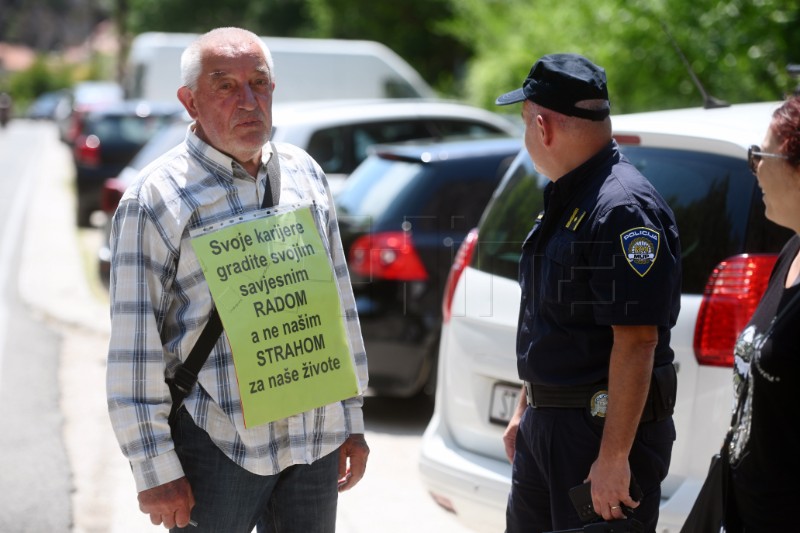 Prosvjed mještana Tugara ispod Omiškog mosta