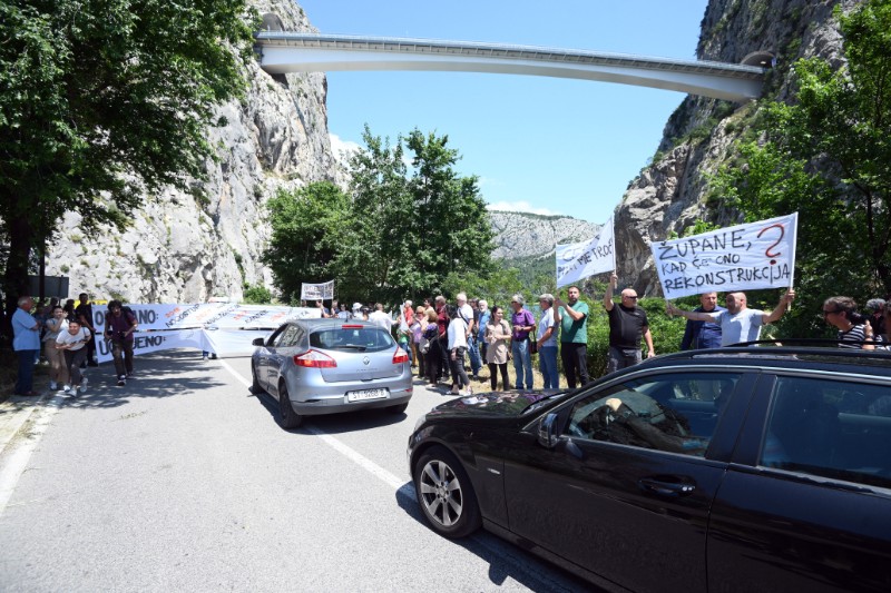 Prosvjed mještana Tugara ispod Omiškog mosta