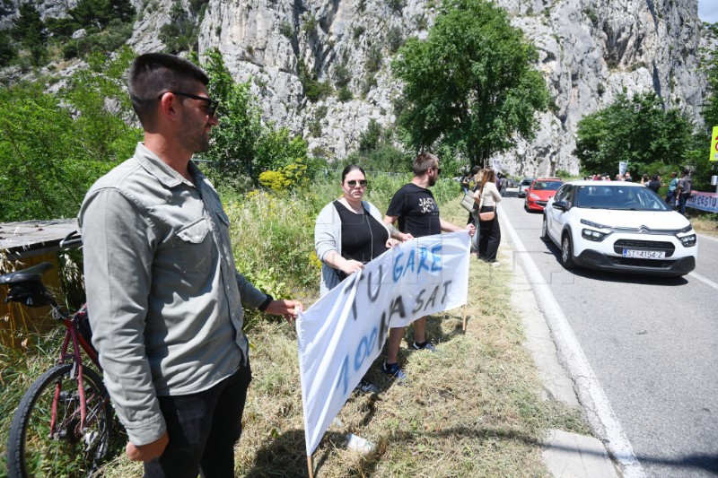 Prosvjed mještana Tugara ispod Omiškog mosta