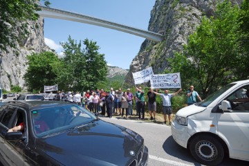 Prosvjed mještana Tugara ispod Omiškog mosta