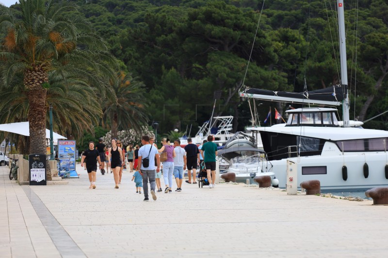 Turisti u šetnji makarskom rivom