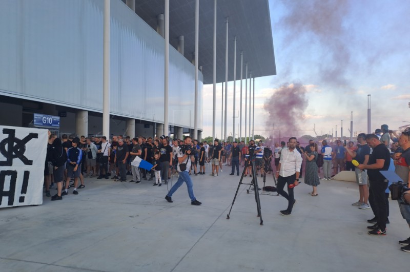 Skup podrške navijača Osijeka sportskom direktoru Joseu Boti