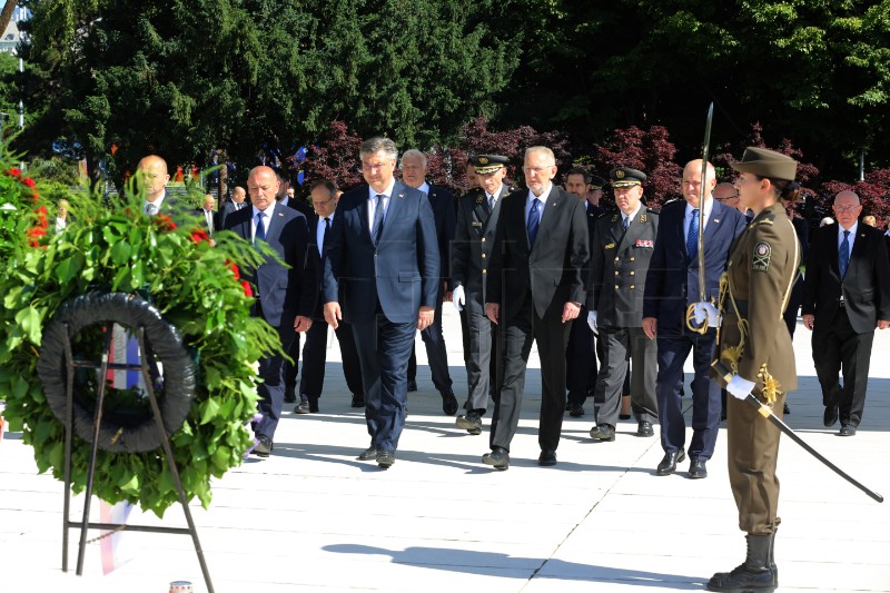 Državni vrh kod Spomenika domovini povodom Dana državnosti