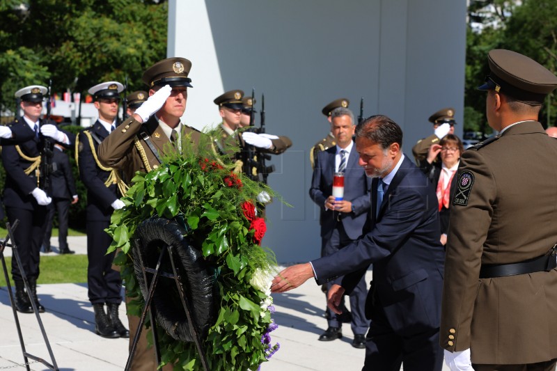 Državni vrh kod Spomenika domovini povodom Dana državnosti