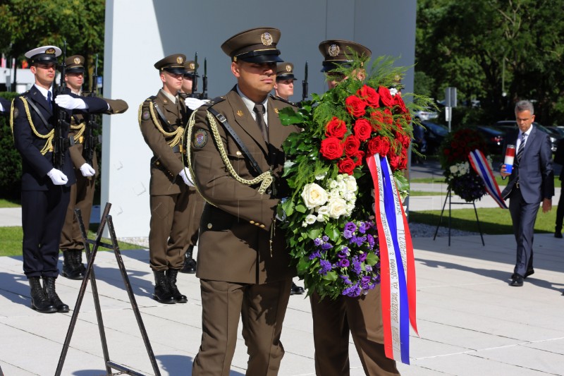 Državni vrh kod Spomenika domovini povodom Dana državnosti