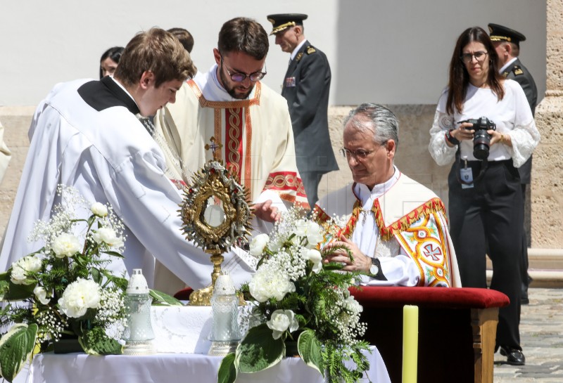 Procesija povodom Tijelova ispred crkve svetog Marka