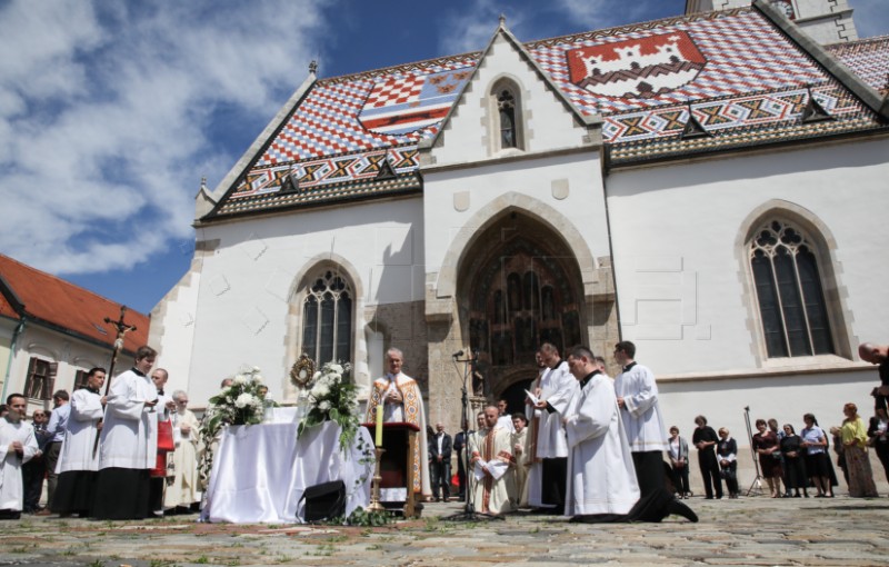 Procesija povodom Tijelova ispred crkve svetog Marka