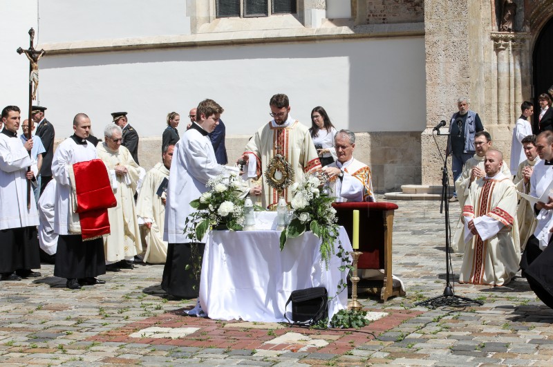 Procesija povodom Tijelova ispred crkve svetog Marka