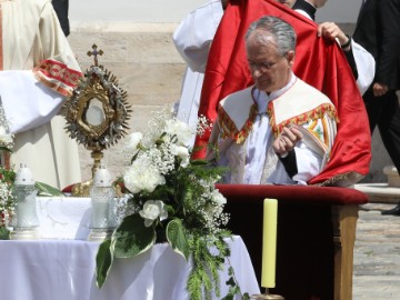 Procesija povodom Tijelova ispred crkve svetog Marka