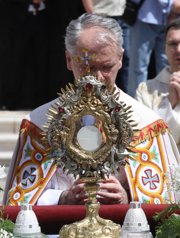 Procesija povodom Tijelova ispred crkve svetog Marka