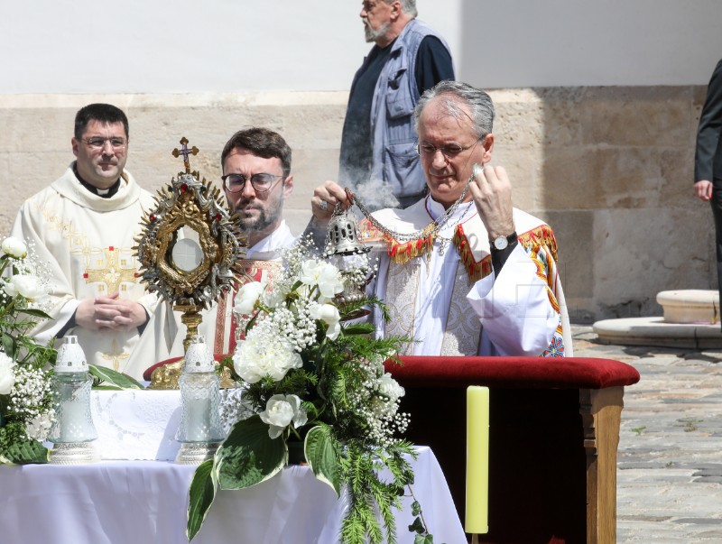 Procesija povodom Tijelova ispred crkve svetog Marka