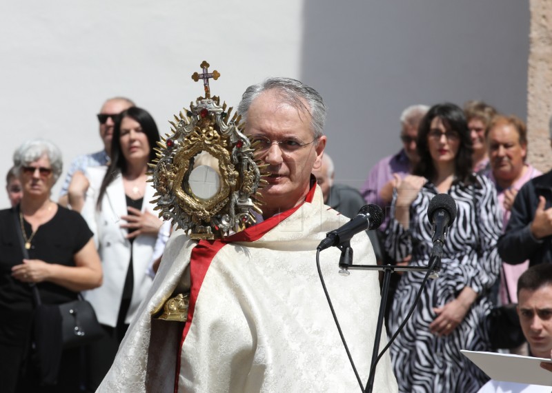 Procesija povodom Tijelova ispred crkve svetog Marka